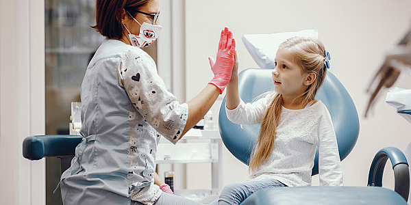 Prima vizită la dentist: Cum să vă pregătiți și să garantați experiența plăcută pentru copil